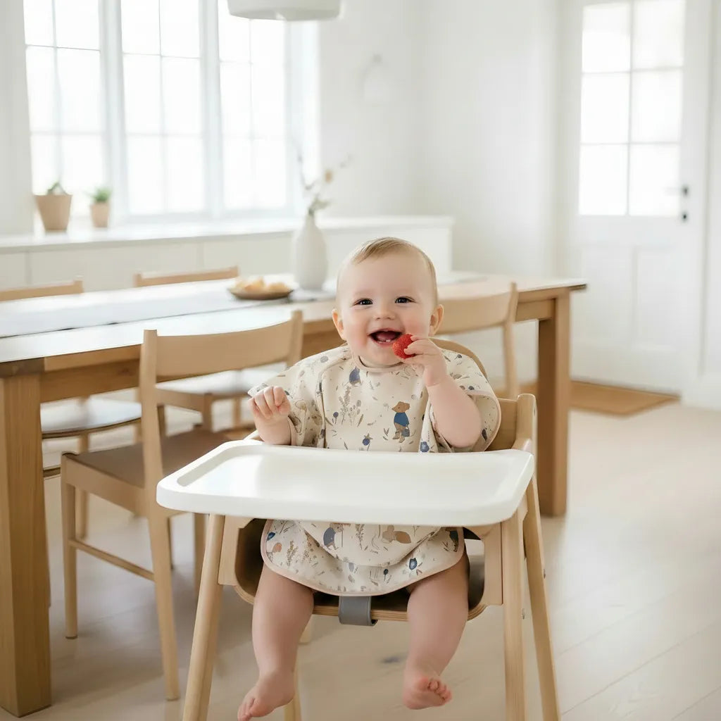 bébé qui mange en utilisant le bavoir