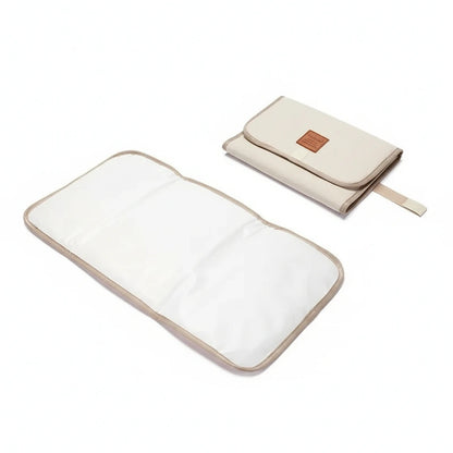 tapis à langer nomage sur fond blanc