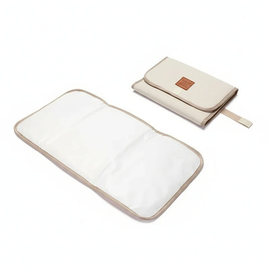 tapis à langer nomage sur fond blanc