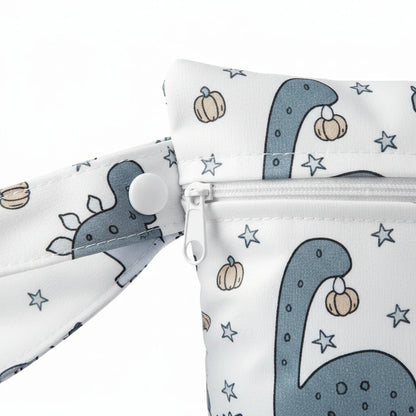 Détail de la fermeture zippée et de la lanière d’une trousse de toilette bébé Boobo